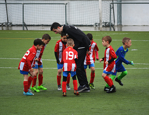 Dziecięca drużyna piłkarska z trenerem